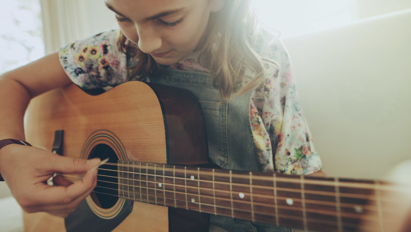 Learn Guitar: A Beginner’s Guide to Mastering the Strings  Learning to play the guitar is an enriching journey that combines creativity